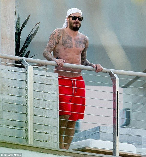 Shirtless David Beckham displays rock hard abs in Miami